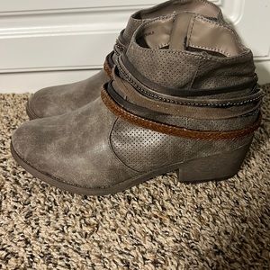 Women’s size 8 bootie by Jellypop